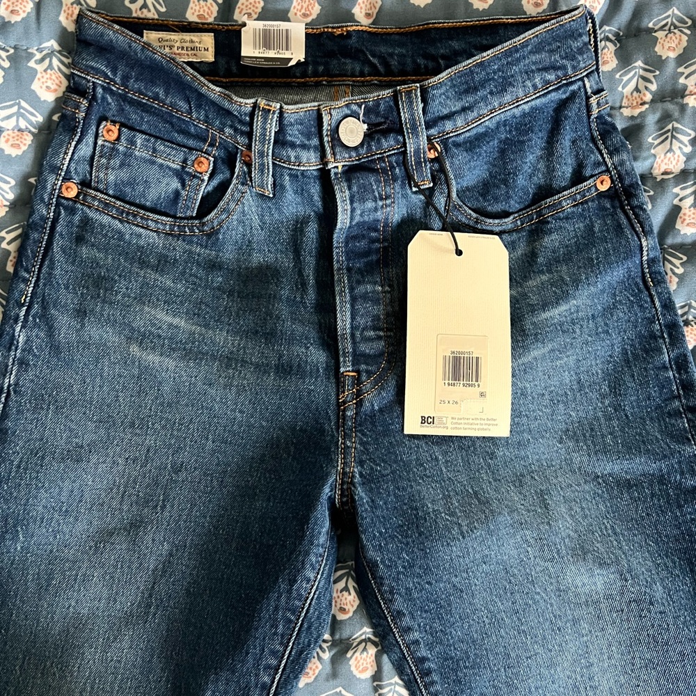 NWT womens Levi  501 cropped size 25